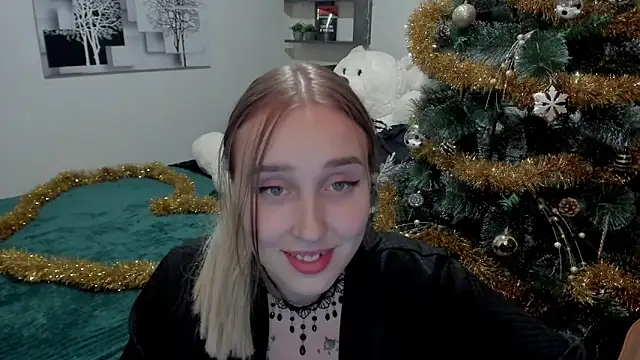 Snapshot of LinaTruly chatting on 12.21.24 LinaTruly online show from 12.21.24