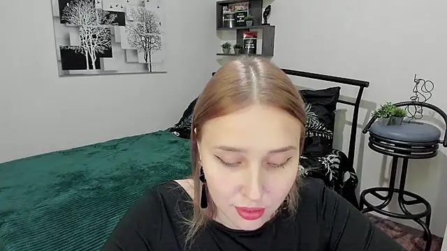 Snapshot of LinaTruly chatting on 02.04.25 LinaTruly online show from 02.04.25