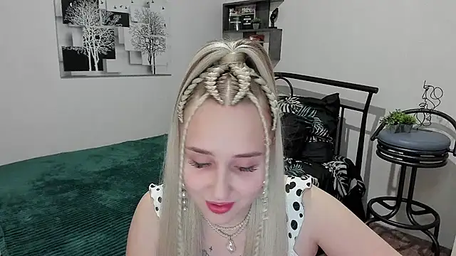 Snapshot of LinaTruly chatting on 02.19.25 LinaTruly online show from 02.19.25