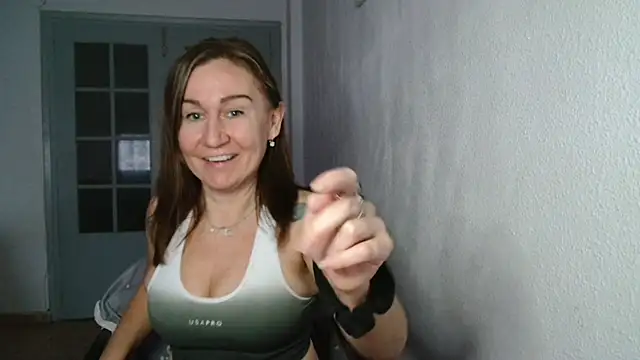 Snapshot of TamaraSweetxo chatting on 12.23.24 TamaraSweetxo online show from 12.23.24