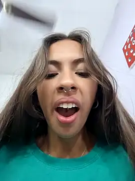Snapshot of Jazmin-Cerezita chatting on 02.01.25 Jazmin-Cerezita online show from 02.01.25