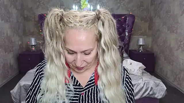 Snapshot of Penelope_Pinky chatting on 01.03.25 Penelope Pinky online show from 01.03.25