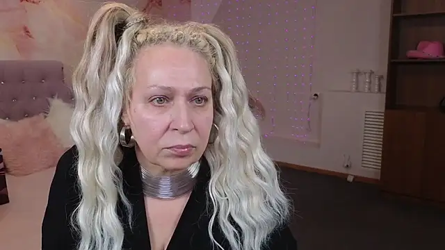 Snapshot of Penelope_Pinky chatting on 01.22.25 Penelope Pinky online show from 01.22.25