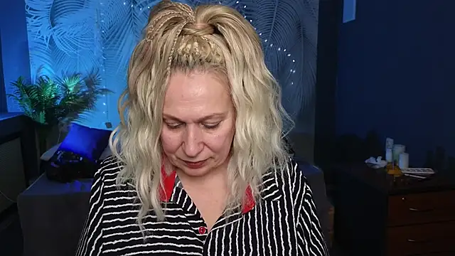 Snapshot of Penelope_Pinky chatting on 02.15.25 Penelope Pinky online show from 02.15.25