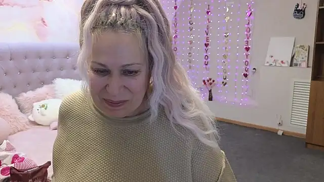 Snapshot of Penelope_Pinky chatting on 03.17.25 Penelope Pinky online show from 03.17.25