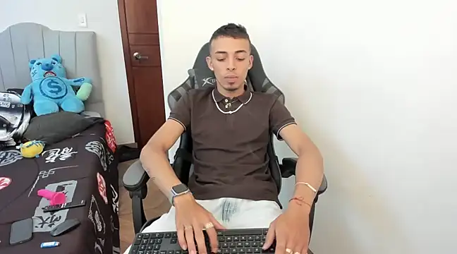 Snapshot of twink_latino5 chatting on 12.25.24 twink latino5 online show from 12.25.24