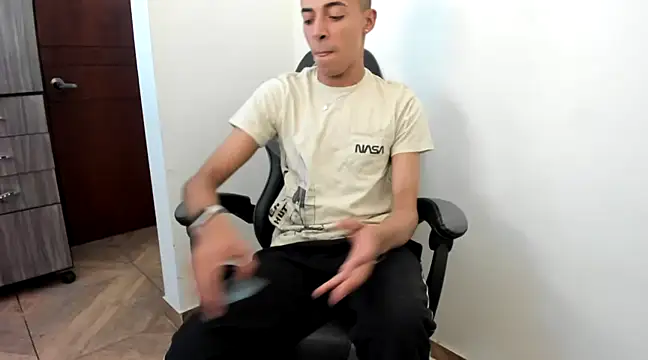 Snapshot of twink_latino5 chatting on 02.01.25 twink latino5 online show from 02.01.25