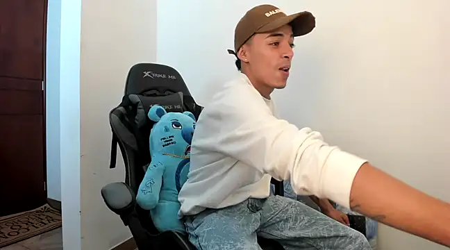 Snapshot of twink_latino5 chatting on 02.23.25 twink latino5 online show from 02.23.25