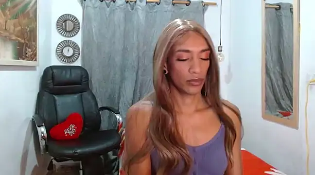 Snapshot of Dannacamilsaenz chatting on 02.08.25 Dannacamilsaenz online show from 02.08.25