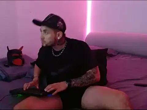 Snapshot of miia-liiam chatting on 01.07.25 miia-liiam online show from 01.07.25