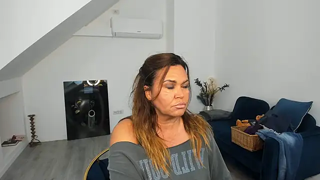 Snapshot of Aileen_Stone chatting on 09.17.25 Aileen Stone online show from 09.17.25