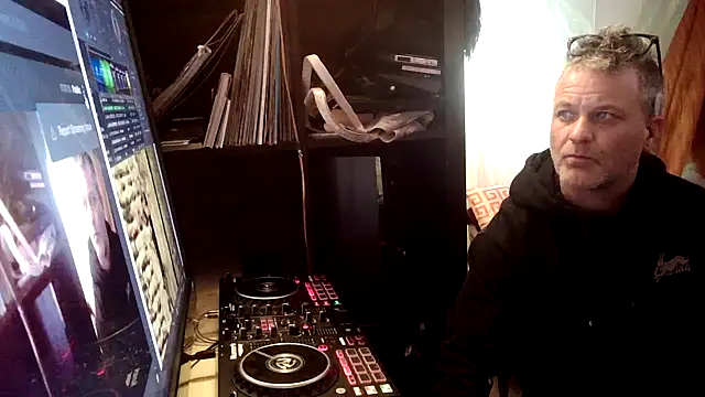 Snapshot of SilverandFox chatting on 01.21.25 SilverandFox online show from 01.21.25