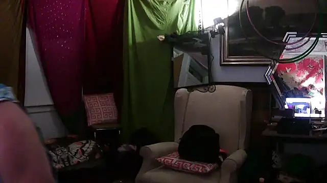 Snapshot of SilverandFox chatting on 03.06.25 SilverandFox online show from 03.06.25