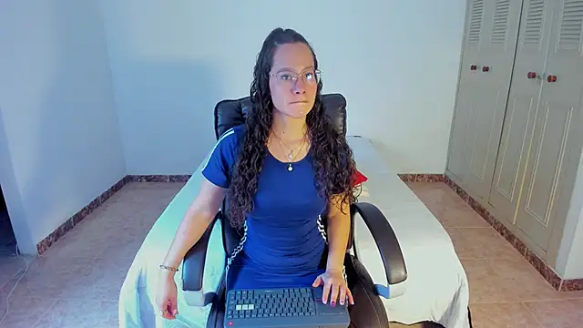 emmaTorres1 online show from 02.11.25