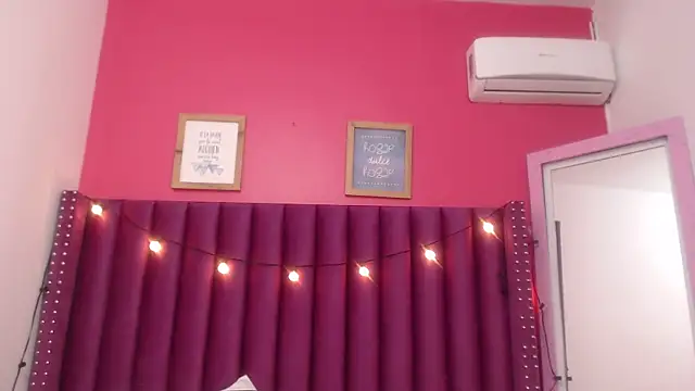 Snapshot of MommyHelpsmee chatting on 02.26.25 MommyHelpsmee online show from 02.26.25