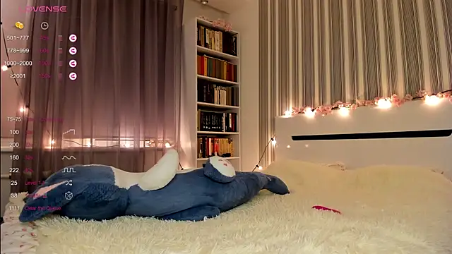 Snapshot of Awwwrora chatting on 01.09.25 Awwwrora online show from 01.09.25