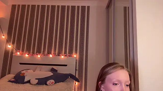 Snapshot of Awwwrora chatting on 11.11.25 Awwwrora online show from 11.11.25