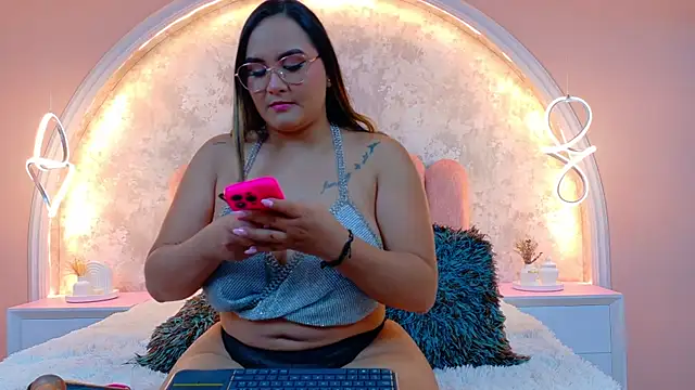 Snapshot of MiaLaurents chatting on 11.10.25 MiaLaurents online show from 11.10.25