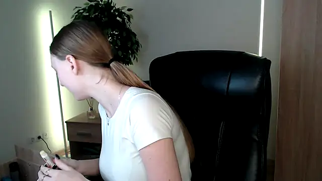 Snapshot of Haley_Vixen chatting on 12.24.24 Haley Vixen online show from 12.24.24