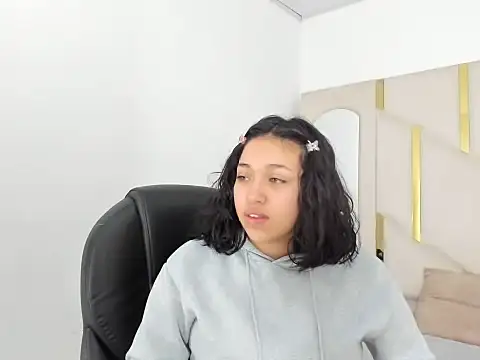 Snapshot of IsabellRodriguez18 chatting on 09.19.25 IsabellRodriguez18 online show from 09.19.25