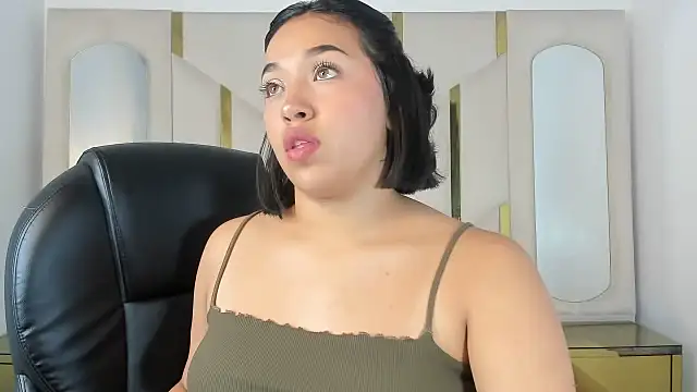 Snapshot of IsabellRodriguez18 chatting on 10.18.25 IsabellRodriguez18 online show from 10.18.25
