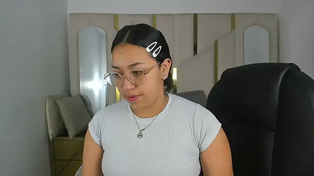 IsabellRodriguez18 online show from 11.28.25