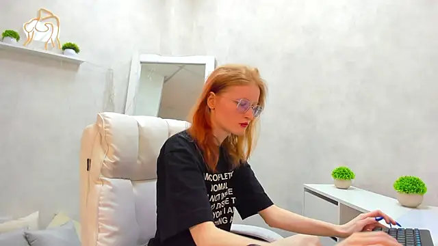 Snapshot of ElizabethHarpper chatting on 03.10.25 ElizabethHarpper online show from 03.10.25