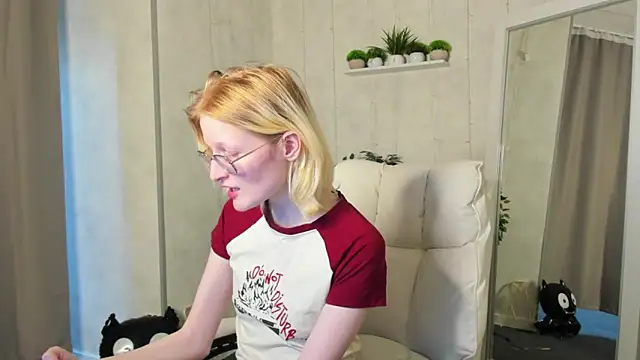 Snapshot of ElizabethHarpper chatting on 10.31.25 ElizabethHarpper online show from 10.31.25