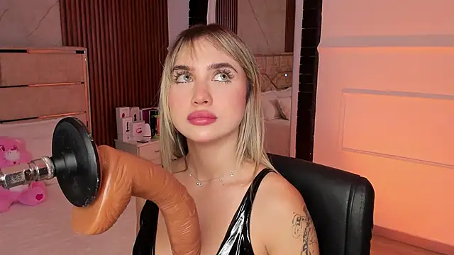 Snapshot of EmiilyHendriixx chatting on 02.13.25 EmiilyHendriixx online show from 02.13.25