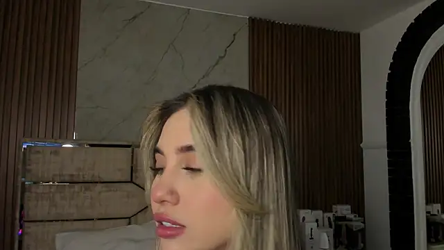 Snapshot of EmiilyHendriixx chatting on 02.15.25 EmiilyHendriixx online show from 02.15.25