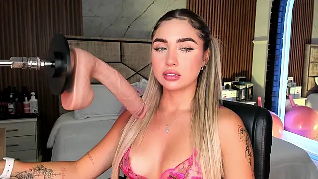 Snapshot of EmiilyHendriixx chatting on 09.22.25 EmiilyHendriixx online show from 09.22.25