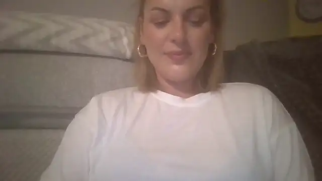 Snapshot of Gigi-Honey chatting on 09.19.25 Gigi-Honey online show from 09.19.25