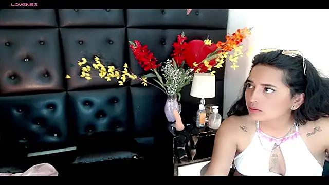 Snapshot of Carolaine01 chatting on 02.20.25 Carolaine01 online show from 02.20.25