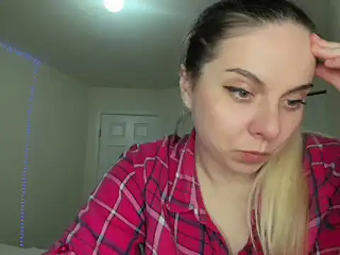 Snapshot of HappyIva chatting on 02.26.25 HappyIva online show from 02.26.25