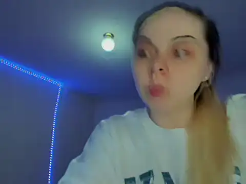 Snapshot of HappyIva chatting on 03.04.25 HappyIva online show from 03.04.25