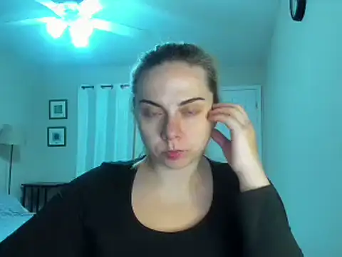 Snapshot of HappyIva chatting on 09.26.25 HappyIva online show from 09.26.25