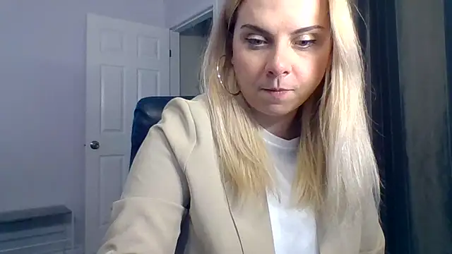 Snapshot of HappyIva chatting on 10.05.25 HappyIva online show from 10.05.25