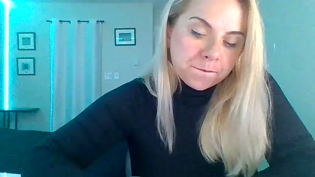 Snapshot of HappyIva chatting on 10.13.25 HappyIva online show from 10.13.25