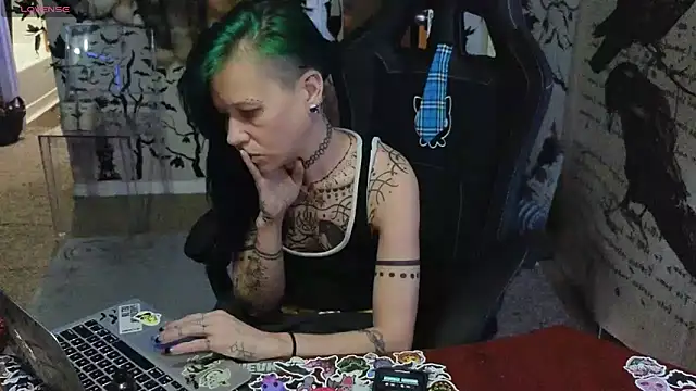 Snapshot of trashbrat chatting on 09.28.25 trashbrat online show from 09.28.25