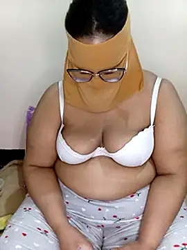 Snapshot of Samara-Bella chatting on 02.14.25 Samara-Bella online show from 02.14.25