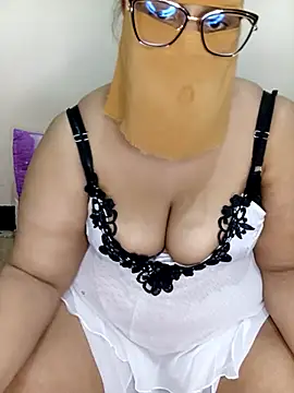 Snapshot of Samara-Bella chatting on 02.20.25 Samara-Bella online show from 02.20.25