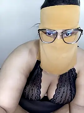 Snapshot of Samara-Bella chatting on 02.25.25 Samara-Bella online show from 02.25.25