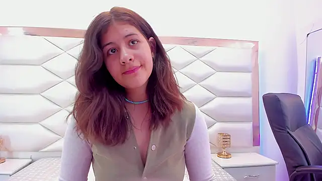 Snapshot of MiaQueen021 chatting on 02.04.25 MiaQueen021 online show from 02.04.25