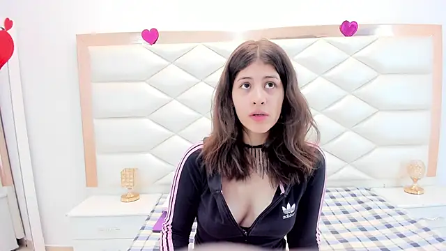 Snapshot of MiaQueen021 chatting on 02.13.25 MiaQueen021 online show from 02.13.25