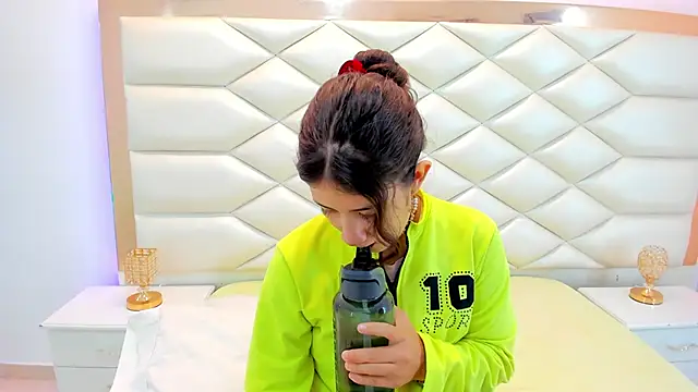 Snapshot of MiaQueen021 chatting on 02.21.25 MiaQueen021 online show from 02.21.25