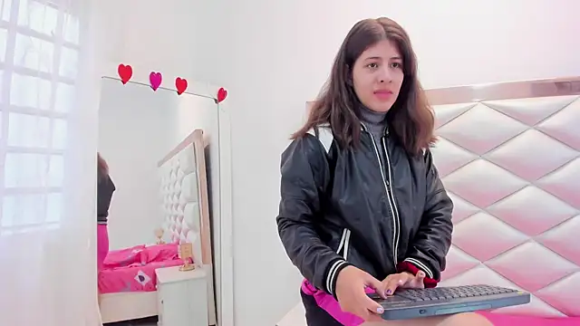 Snapshot of MiaQueen021 chatting on 03.05.25 MiaQueen021 online show from 03.05.25