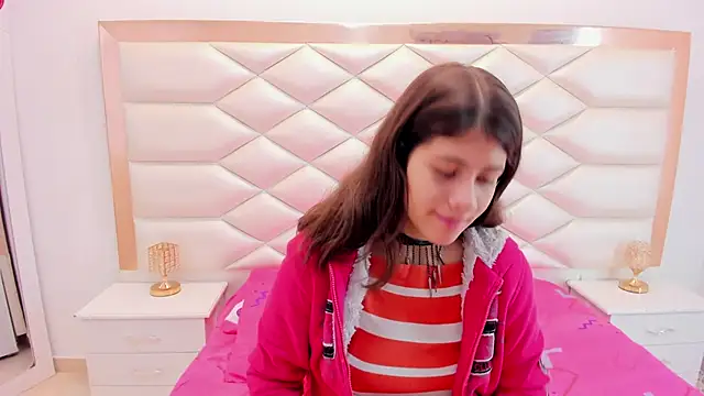 Snapshot of MiaQueen021 chatting on 03.12.25 MiaQueen021 online show from 03.12.25