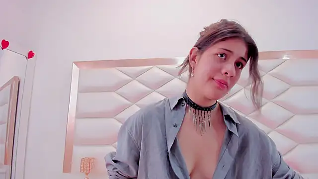 Snapshot of MiaQueen021 chatting on 03.18.25 MiaQueen021 online show from 03.18.25