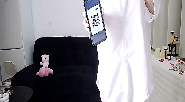 Snapshot of Hey-Cute chatting on 01.14.25 Hey-Cute online show from 01.14.25