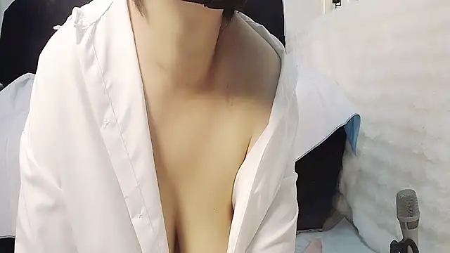 Snapshot of Hey-Cute chatting on 01.15.25 Hey-Cute online show from 01.15.25